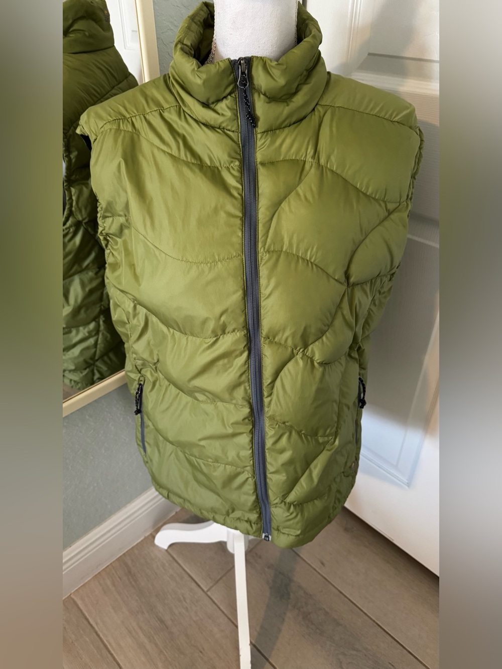 Mountain Hardwear Women’s L Olive Green Down Puffer Vest